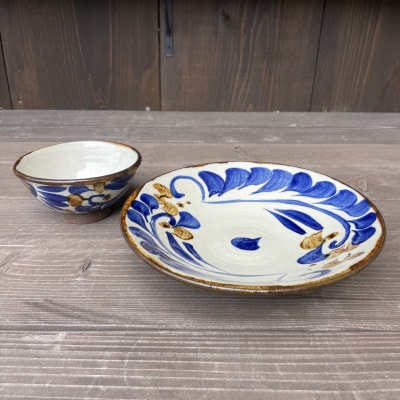 やちむん 唐草紋様(染付)青 2点セット〈7寸皿・茶碗〉