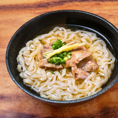 【太生麺の沖縄そば】ちょーでーぐぁ 特製本ソーキ入り 4食セット【配送不可地域：離島】