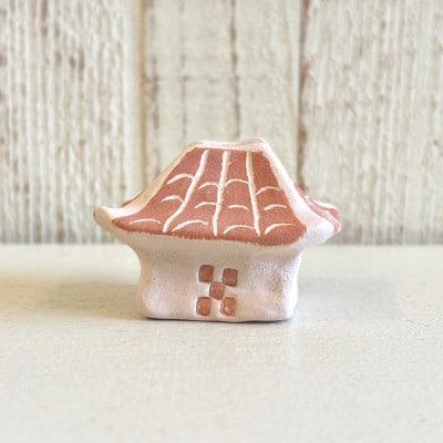 【やちむん・焼き物】ミンサー柄入り陶器 赤瓦屋根オブジェ