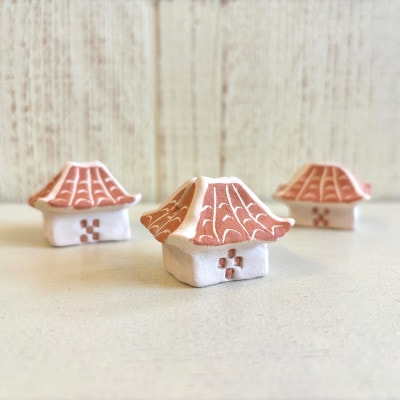 【やちむん・焼き物】ミンサー柄入り陶器 赤瓦屋根オブジェ