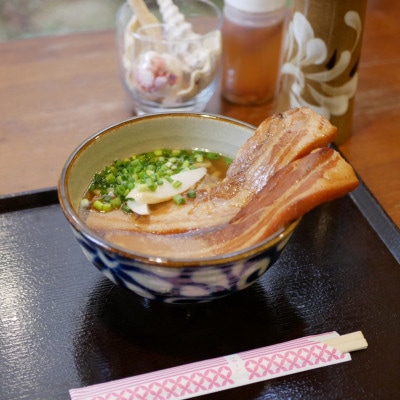 【沖縄県共通返礼品】きんそば 生麺 大きな三枚肉そば 2食セット(沖縄そば/与那原町)【配送不可地域：離島】