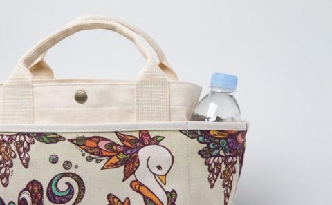 「琉球帆布」お散歩バッグ （POKKE104デイゴの髪飾り） - 帆布 布 トート トートバッグ 人気 アーティスト イラストレーター Pokke104 池城由紀乃 おしゃれ レディース ファッション お出かけ かばん 鞄 手仕事 手づくり ハンドメイド 琉球帆布 伝統技術 沖縄県 八重瀬町【価格改定】