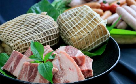 【2ヶ月に1度の定期便：全3回】ブランド豚・キビまる豚ローストポーク＆ソーセージ＆スペアリブセット - 豚肉 小分け スモーク 豚バラ スペアリブ ソーセージ 詰め合わせ 定期便 隔月 便利 人気 ブランド豚 沖縄県 八重瀬町