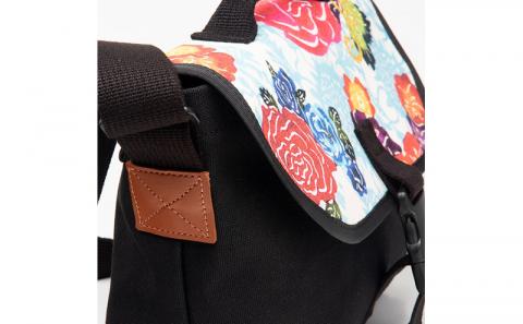 「琉球帆布」アートメッセンジャー / ブルー - 帆布 黒 ブラック 使いやすい バッグ 鞄 かばん 斜め掛け 琉球紅型 人気 紅型作家 RYUKA 新垣優香 おしゃれ ファッション ポイント 手づくり ハンドメイド 琉球帆布 手仕事 伝統技術 沖縄県 八重瀬町【価格改定】