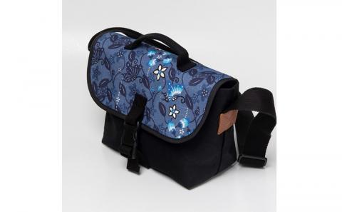 「琉球帆布」アートメッセンジャー / ふくふくシークヮーサー - 帆布 黒 ブラック 使いやすい バッグ 鞄 かばん 斜め掛け 琉球紅型 人気 紅型作家 宮城守男 おしゃれ ファッション ポイント 手づくり ハンドメイド 琉球帆布 手仕事 伝統技術 沖縄県 八重瀬町【価格改定】