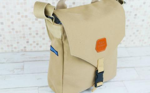 「琉球帆布」シンプルショルダー4号《ライトブラウン》- 極厚 4号帆布 キャンバス生地 布 丈夫 バッグ 斜め掛け 肩掛け 使いやすい おしゃれ 男女兼用 琉球帆布 手仕事 伝統技術 沖縄県 八重瀬町【価格改定】