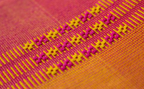 ＜機織工房しよん＞グーシ花織花瓶敷（赤系）- 手織り ハンドメイド 手仕事 伝統技法 インテリア かびん 生活雑貨 小物 グーシ花織 手仕事 人気 おすすめ 沖縄県 八重瀬町【価格改定】