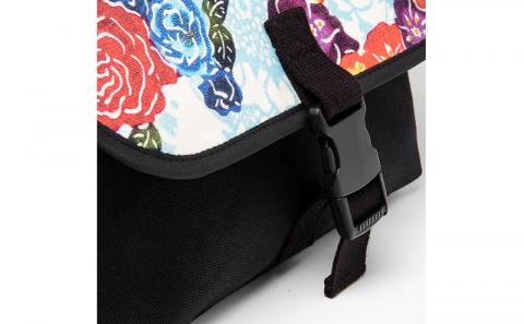 「琉球帆布」アートメッセンジャー / ブルー - 帆布 黒 ブラック 使いやすい バッグ 鞄 かばん 斜め掛け 琉球紅型 人気 紅型作家 RYUKA 新垣優香 おしゃれ ファッション ポイント 手づくり ハンドメイド 琉球帆布 手仕事 伝統技術 沖縄県 八重瀬町【価格改定】