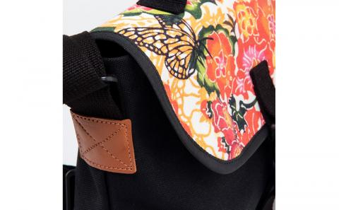 「琉球帆布」アートメッセンジャー / バタフライ - 帆布 黒 ブラック 使いやすい バッグ 鞄 かばん 斜め掛け 琉球紅型 人気 紅型作家 RYUKA 新垣優香 おしゃれ ファッション ポイント 手づくり ハンドメイド 琉球帆布 手仕事 伝統技術 沖縄県 八重瀬町【価格改定】