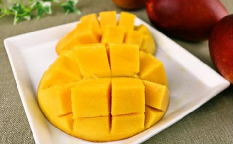 【化粧箱入】【先行受付・2026年発送】神谷ファームのマンゴー（極）約2Kg - 先行予約 沖縄県産 産地直送 南国フルーツ 旬の味覚 季節の果物 贈り物 ギフト 沖縄県 八重瀬町