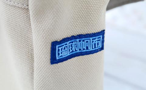 「琉球帆布」シンプルショルダー4号《ライトブラウン》- 極厚 4号帆布 キャンバス生地 布 丈夫 バッグ 斜め掛け 肩掛け 使いやすい おしゃれ 男女兼用 琉球帆布 手仕事 伝統技術 沖縄県 八重瀬町【価格改定】