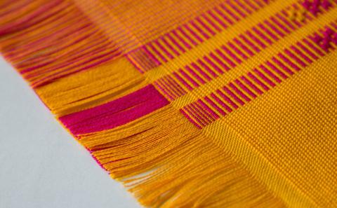 ＜機織工房しよん＞グーシ花織花瓶敷（赤系）- 手織り ハンドメイド 手仕事 伝統技法 インテリア かびん 生活雑貨 小物 グーシ花織 手仕事 人気 おすすめ 沖縄県 八重瀬町【価格改定】