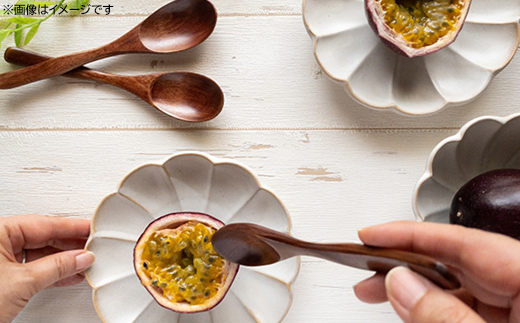 【先行受付】【2026年発送】わらやーファーム パッションフルーツ白箱 約１kg（家庭用）- ご自宅用 おすそ分け 不揃い ご家庭用 南国フルーツ 国産 おすすめ 沖縄県 八重瀬町