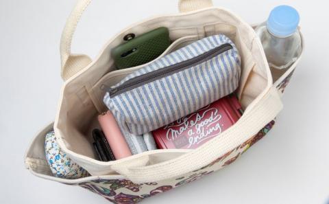 「琉球帆布」お散歩バッグ （POKKE104デイゴの髪飾り） - 帆布 布 トート トートバッグ 人気 アーティスト イラストレーター Pokke104 池城由紀乃 おしゃれ レディース ファッション お出かけ かばん 鞄 手仕事 手づくり ハンドメイド 琉球帆布 伝統技術 沖縄県 八重瀬町【価格改定】