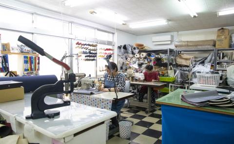 「琉球帆布」ヨガマットケースA（ライトグレー）- ヨガ マットケース 収納 帆布 手づくり ハンドメイド 軽い 丈夫 布 人気 シンプル おしゃれ 琉球帆布 手仕事 伝統技術 沖縄県 八重瀬町【価格改定】