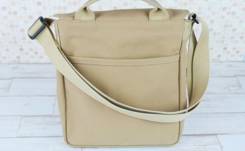 「琉球帆布」シンプルショルダー4号《ライトブラウン》- 極厚 4号帆布 キャンバス生地 布 丈夫 バッグ 斜め掛け 肩掛け 使いやすい おしゃれ 男女兼用 琉球帆布 手仕事 伝統技術 沖縄県 八重瀬町【価格改定】