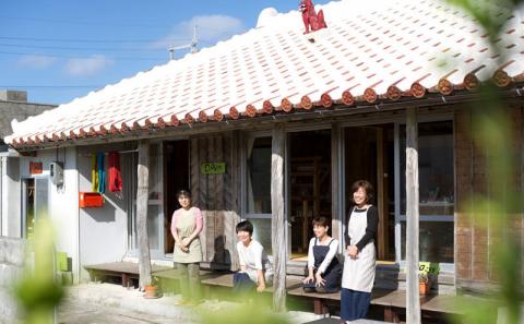 ＜機織工房しよん＞グーシ花織花瓶敷（赤系）- 手織り ハンドメイド 手仕事 伝統技法 インテリア かびん 生活雑貨 小物 グーシ花織 手仕事 人気 おすすめ 沖縄県 八重瀬町【価格改定】