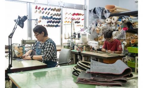 「琉球帆布」 お散歩バッグ （RYUKAバタフライ） - 帆布 布 トート トートバッグ 琉球紅型 人気 紅型作家 RYUKA 新垣優香 おしゃれ レディース ファッション お出かけ かばん 鞄 手仕事 手づくり ハンドメイド 琉球帆布 伝統技術 沖縄県 八重瀬町【価格改定】