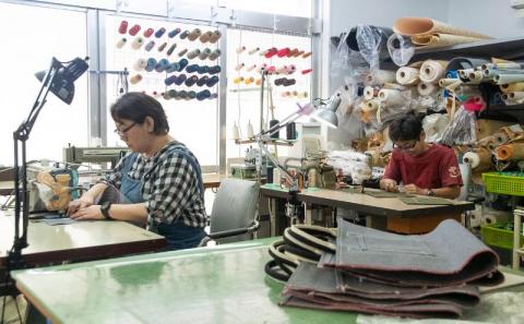 「琉球帆布」お散歩バッグ （POKKE104ブーゲンビリア） - 帆布 布 トート トートバッグ 人気 アーティスト イラストレーター Pokke104 池城由紀乃 おしゃれ レディース ファッション お出かけ かばん 鞄 手仕事 手づくり ハンドメイド 琉球帆布 伝統技術 沖縄県 八重瀬町【価格改定】