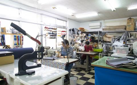 「琉球帆布」ベーシックトート M　ブラック - 極厚 4号帆布 トートバッグ キャンバス生地 丈夫 ベーシック おしゃれ ファッション お出かけ かばん 鞄 手仕事 手づくり ハンドメイド 琉球帆布 伝統技術 沖縄県 八重瀬町【価格改定】