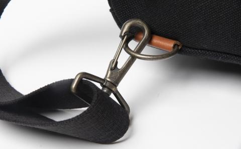 「琉球帆布」スクエアワンショルダー（ブラック）- 8号帆布 布 バッグ 鞄 かばん 男女兼用 手づくり ハンドメイド 合わせやすい 黒 ブラック 人気 シンプル おしゃれ ファッション 革 定番 琉球帆布 伝統技術 沖縄県 八重瀬町【価格改定】