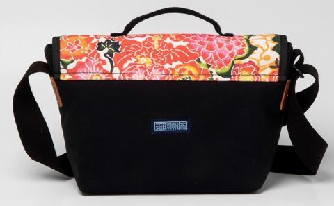 「琉球帆布」アートメッセンジャー / バタフライ - 帆布 黒 ブラック 使いやすい バッグ 鞄 かばん 斜め掛け 琉球紅型 人気 紅型作家 RYUKA 新垣優香 おしゃれ ファッション ポイント 手づくり ハンドメイド 琉球帆布 手仕事 伝統技術 沖縄県 八重瀬町【価格改定】