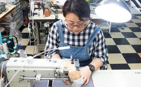 「琉球帆布」アートラウンドツートン ふくふくシークヮーサー - ラウンドトート 8号帆布 丈夫 牛革 ハンドル ベーシック シンプル おしゃれ ファッション メンズ レディース 男性 女性 贈り物 ギフト プレゼント 琉球紅型 人気 紅型作家 宮城守男 バッグ 鞄 手仕事 手づくり ハンドメイド 琉球帆布 伝統技術 沖縄県 八重瀬町【価格改定】