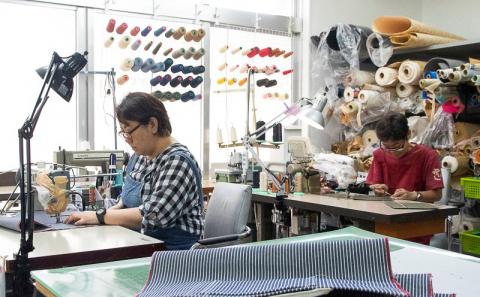 「琉球帆布」ツートンメッセンジャーS / ベージュ - 帆布 使いやすい バッグ 鞄 かばん 斜め掛け おしゃれ ファッション ポイント 手づくり ハンドメイド 琉球帆布 手仕事 伝統技術 沖縄県 八重瀬町【価格改定】