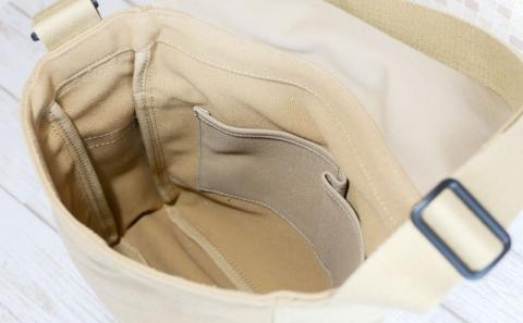 「琉球帆布」シンプルショルダー4号《ライトブラウン》- 極厚 4号帆布 キャンバス生地 布 丈夫 バッグ 斜め掛け 肩掛け 使いやすい おしゃれ 男女兼用 琉球帆布 手仕事 伝統技術 沖縄県 八重瀬町【価格改定】