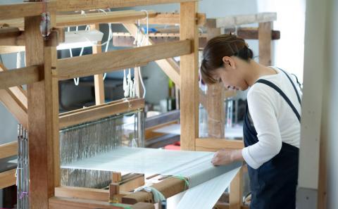 ＜機織工房しよん＞グーシ花織花瓶敷（赤系）- 手織り ハンドメイド 手仕事 伝統技法 インテリア かびん 生活雑貨 小物 グーシ花織 手仕事 人気 おすすめ 沖縄県 八重瀬町【価格改定】