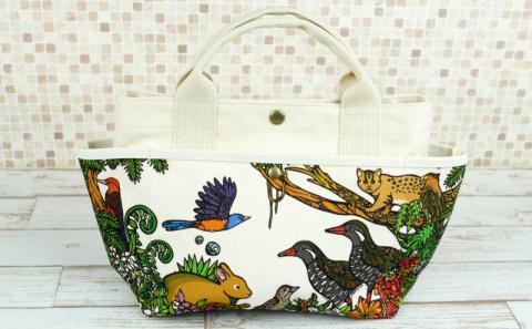 「琉球帆布」お散歩バッグ《世界遺産応援バッグ》 - 帆布 布 トート トートバッグ 人気 アーティスト イラストレーター Pokke104 池城由紀乃 おしゃれ レディース ファッション お出かけ かばん 鞄 手仕事 手づくり ハンドメイド 琉球帆布 伝統技術 沖縄県 八重瀬町【価格改定】