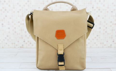 「琉球帆布」シンプルショルダー4号《ライトブラウン》- 極厚 4号帆布 キャンバス生地 布 丈夫 バッグ 斜め掛け 肩掛け 使いやすい おしゃれ 男女兼用 琉球帆布 手仕事 伝統技術 沖縄県 八重瀬町【価格改定】