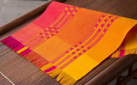 ＜機織工房しよん＞グーシ花織花瓶敷（赤系）- 手織り ハンドメイド 手仕事 伝統技法 インテリア かびん 生活雑貨 小物 グーシ花織 手仕事 人気 おすすめ 沖縄県 八重瀬町【価格改定】