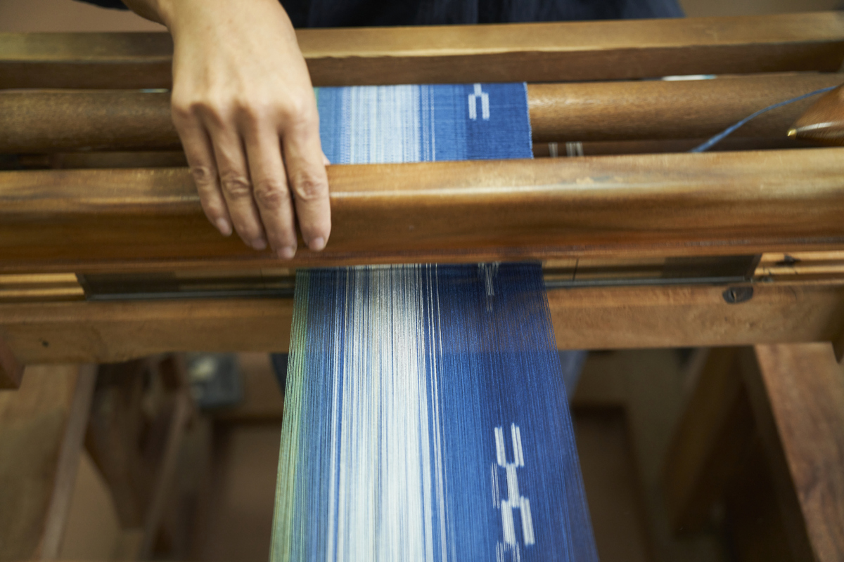 ミンサー織りストール 色違いで3種：　藍（青色系）、フクギ（黄色系）、ヒルギとクール（ピンクベージュ系） 長さ160～180cm× 幅22～23cm