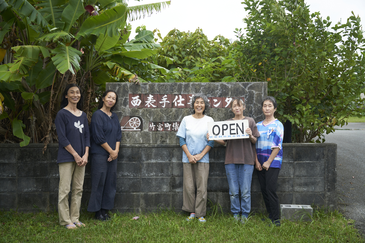 ミンサー織りストール 色違いで3種：　藍（青色系）、フクギ（黄色系）、ヒルギとクール（ピンクベージュ系） 長さ160～180cm× 幅22～23cm