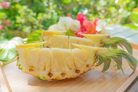 パイナップル 先行予約 完熟 プレミアム ピーチパイン  約4Kg 6～8玉 西表島ナウパカ 2025年 発送 栽培期間中 農薬不使用 化学肥料不使用 果物 フルーツ デザート　西表島ナウパカ